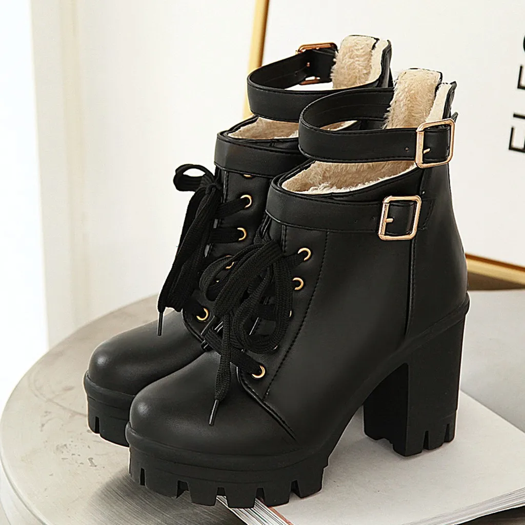 Зимние женские ботильоны; ботинки в байкерском стиле на не сужающемся книзу массивном каблуке с плюшевой подкладкой; ботинки на платформе с острым каблуком; Женская обувь в стиле ретро