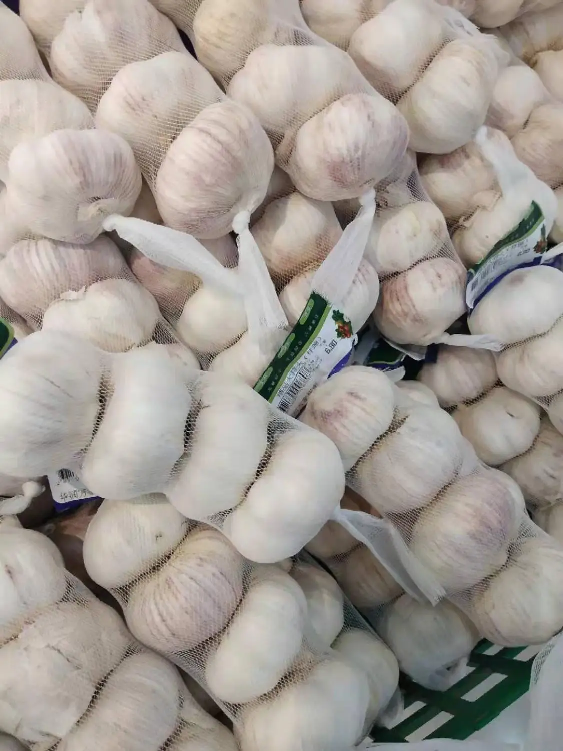 This unopened garlic bag had all the air still inside at the grocery store.  : r/mildlyinteresting