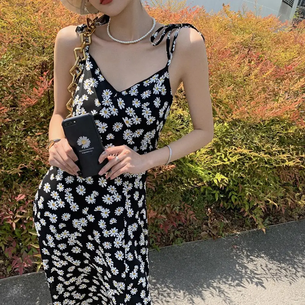 Летнее платье с изображением маленькой маргаритки v образным вырезом на талии