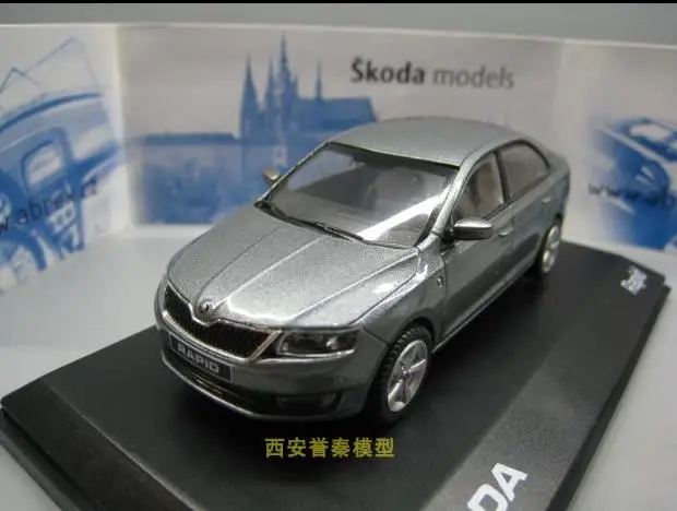 Модель автомобиля SKODA RAPLD высокой имитации 1:43 из сплава раздвижные детские