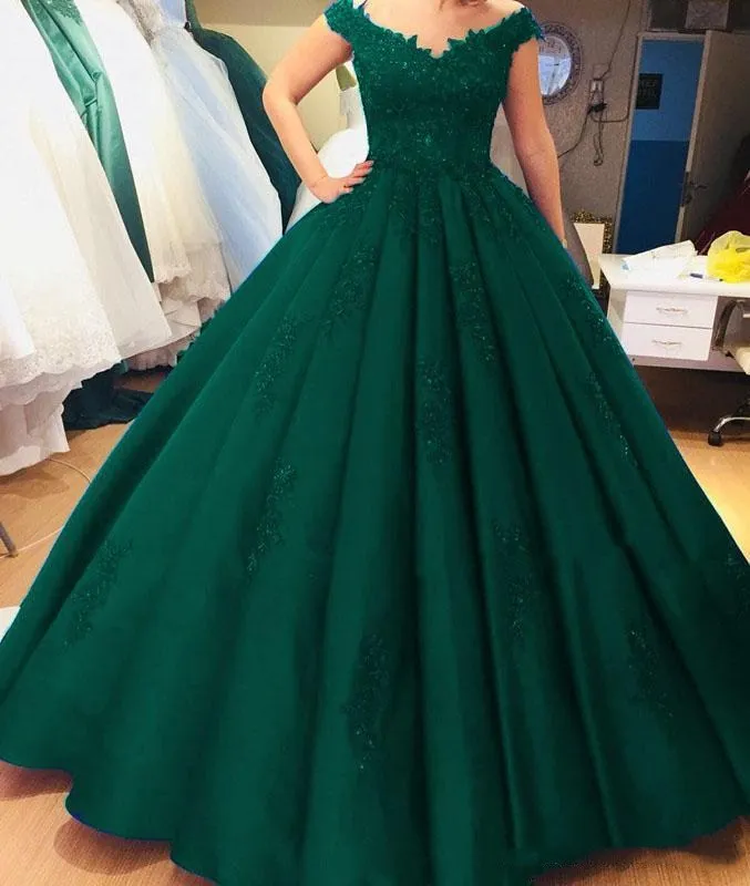 

Vintage Dark Green Ball Gown Prom Dresses Long Floor Length Ruched Lace Appliques V Neck Capped Formal Special Occasion Dresses