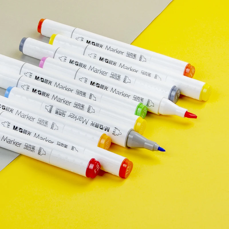 Double-sided alcohol markers in case 80 + stand