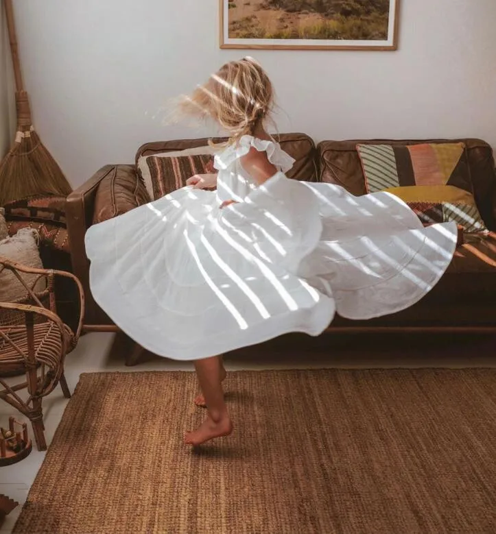 Ins/Детская льняная одежда белого цвета без рукавов для девочек; модные красивые детские платья в западном стиле с оборками для свадьбы, дня рождения