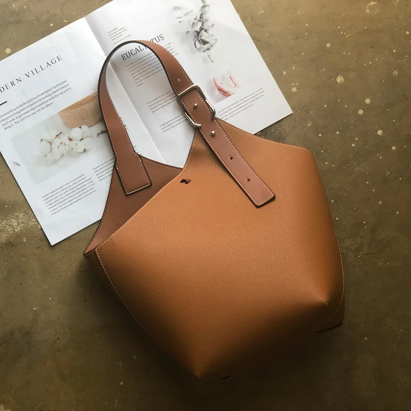 Простая и вместительная сумка на одно плечо для офиса