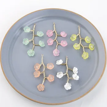 

Newest 20pcs 60mm Acrylic Flowers Decorated Gold Tone Copper Metal Flroal Free Pendants Fashoin Earring Necklace Ornaments Charm