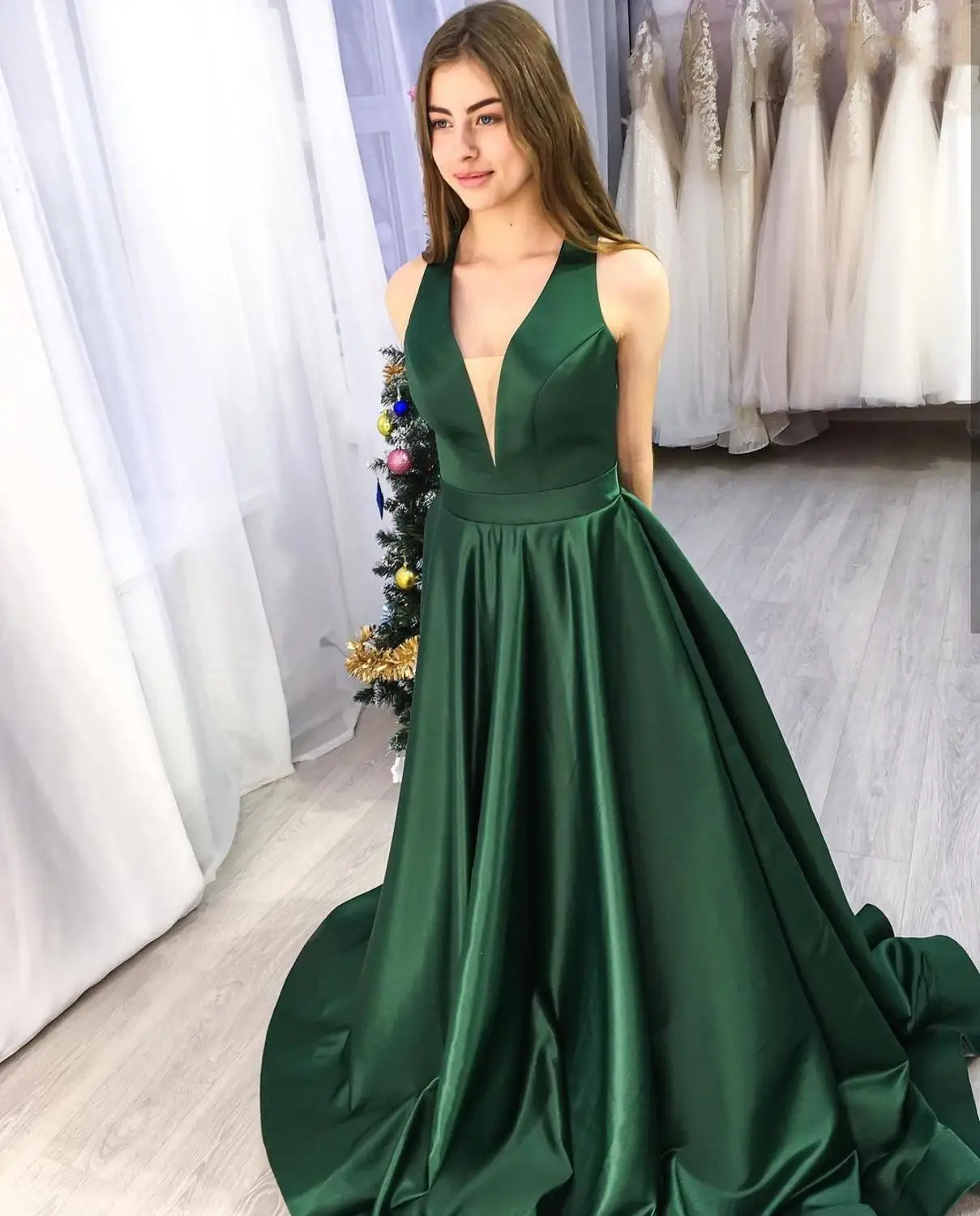 

Green Party Dress Halter Floor Length A-Line Satin Backless Elegant Sleeveless V-Neck Evening Dress For Women Court Train