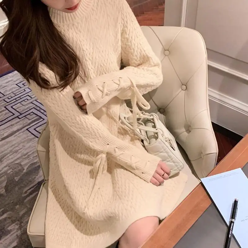 Женское трикотажное мини платье с длинным рукавом и высоким воротником