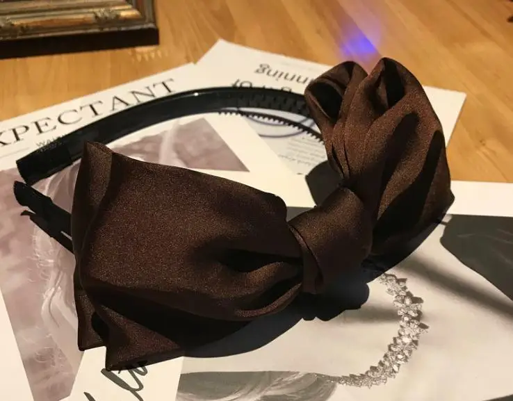 Кофе Элегантная атласная повязка на голову с бантиком Burgandy для женщин, аксессуары для волос, боковая повязка на голову для взрослых, одноцветная головная повязка с зубчиками, не скользит - Цвет: Кофе