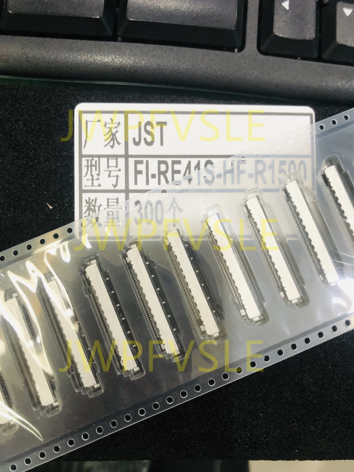 FI-RE41S-HF-R1500 41-позиционный разъем розетки 0 020 дюйма (0 50 мм) Поверхностное крепление