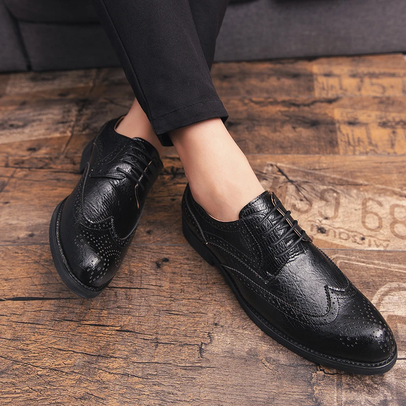 2019 Mens Oxfords Mens Carve Brogue Patterns with Tassel Flat Heeled Leisure Shoes Business Oxford Casual Style