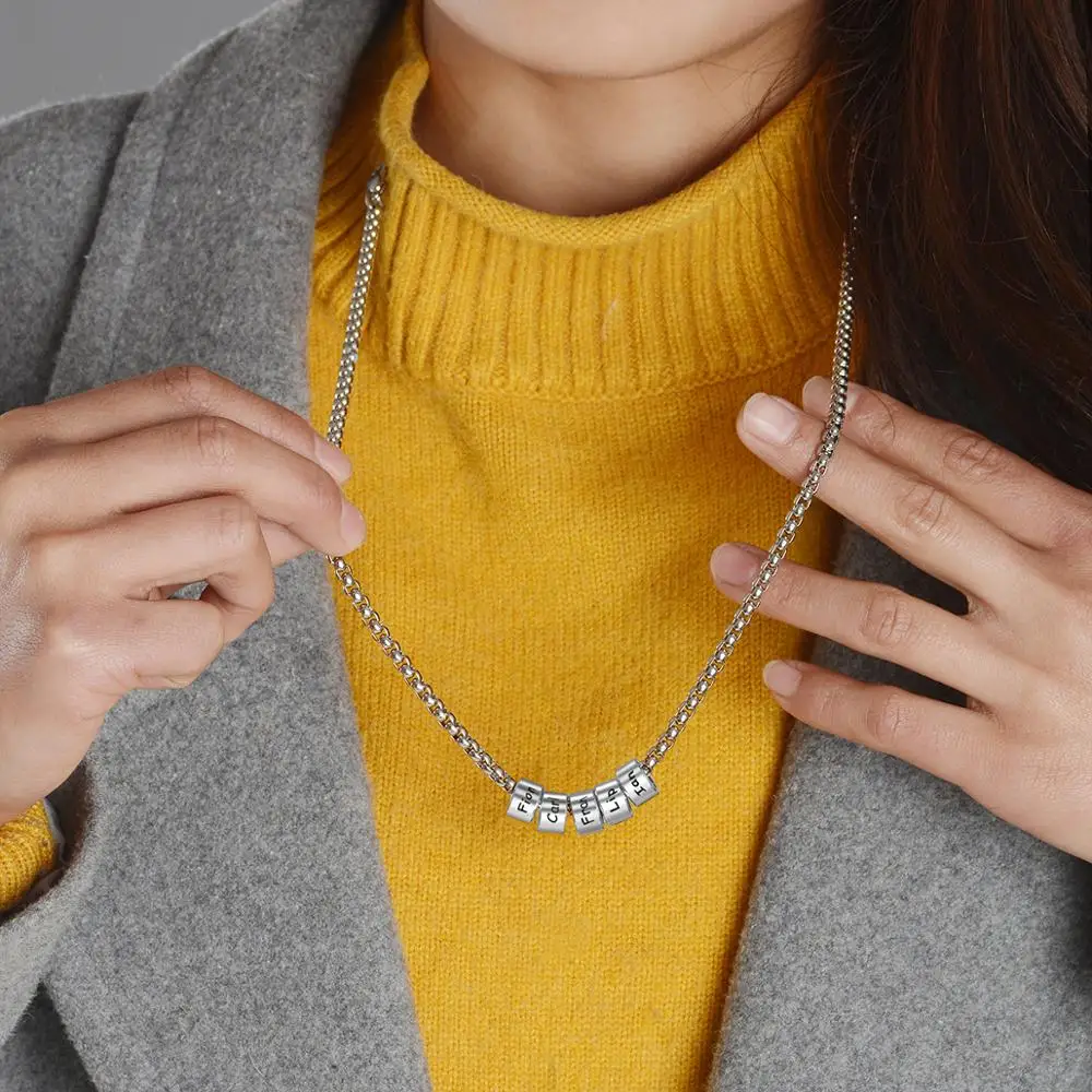 Рисунок 2 - Индивидуальное ожерелье из бусин с именем семьи