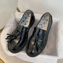 Женская обувь на плоской подошве; модная обувь на плоской платформе с бахромой; кожаные водонепроницаемые Мокасины без застежки; коллекция года; повседневные мягкие удобные лоферы с круглым носком