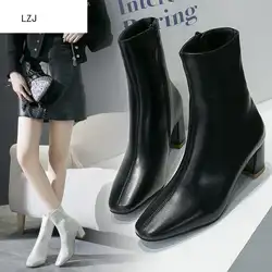 LZJ/женские ботинки белого и черного цвета; коллекция 2019 года; удобные ботильоны на высоком квадратном каблуке; модные ботинки на молнии с