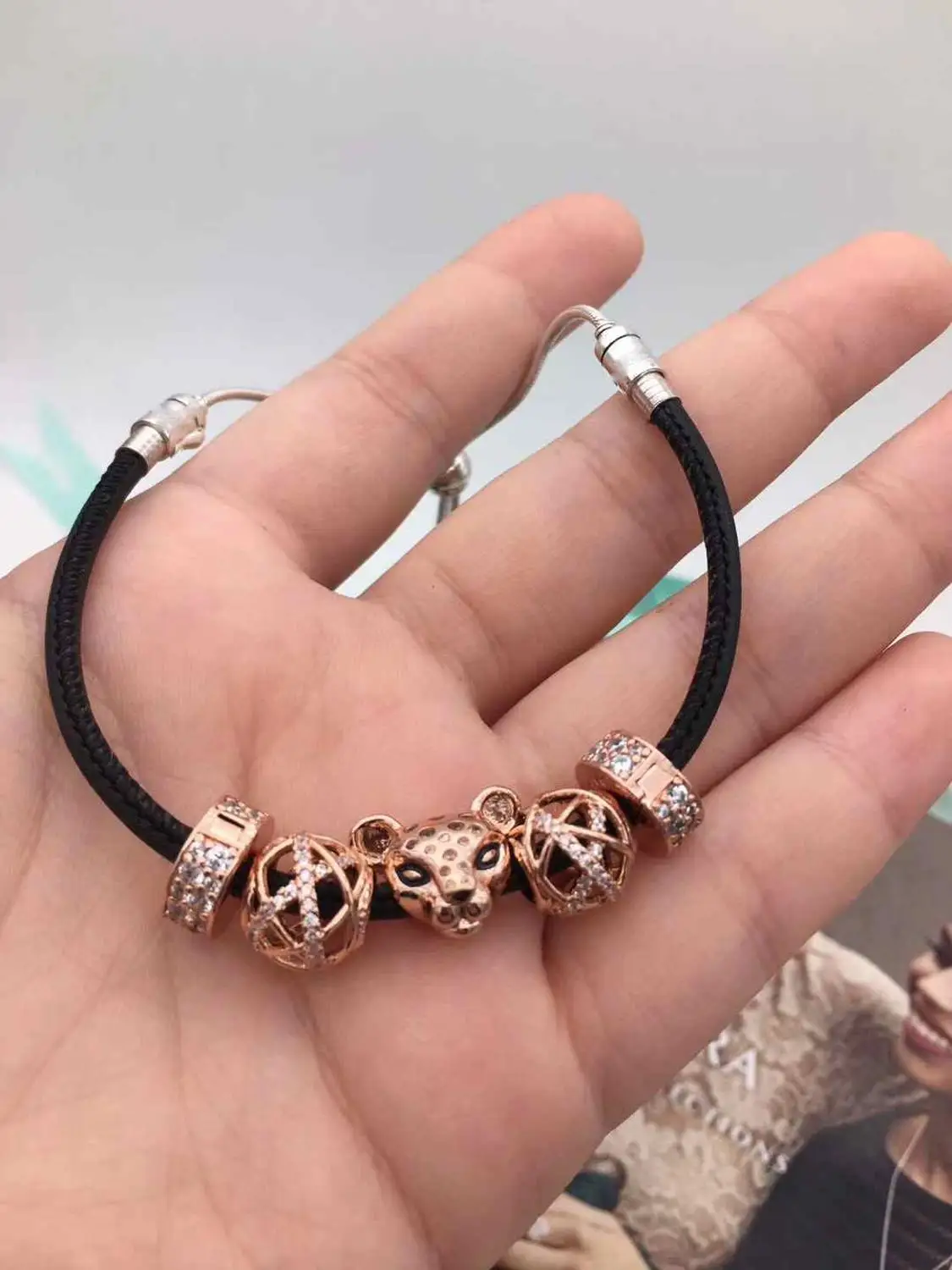 

Fanier Store High Quality 1:1 100% 925 Pure Silver Niche Design Rose Gold Leopard Head Buckle Hand Strap Shrink Bracelet Free S