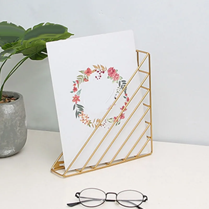 1*Wall Mounted Storage Rack Magazine Book Rack Triangle Display Shelf Decoration