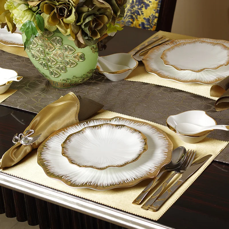 Высокое качество Китай костяные обеденные тарелки Роскошные в форме цветка с золотым краем набор тарелок белые столовые приборы и тарелки для свадьбы домашний ужин