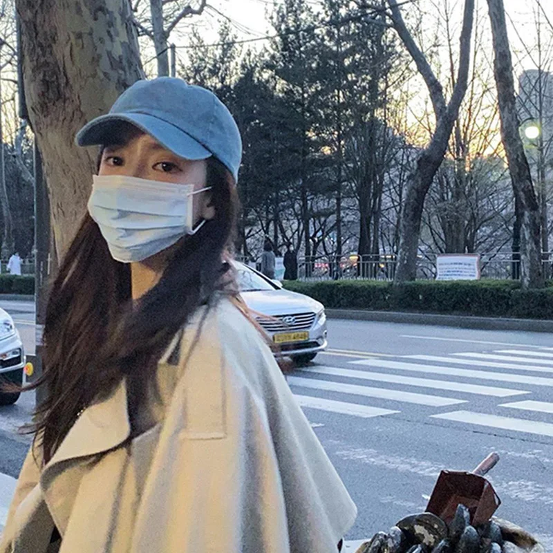 얼굴 흰색 밝은 파란색 청바지, 오래된 모자 만들기