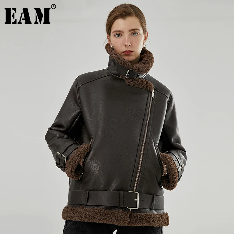 [EAM] Свободная куртка из искусственной кожи с мехом и разрезом большого размера, Новая модная женская куртка с воротником-стойкой и длинным рукавом на осень и зиму 1H521
