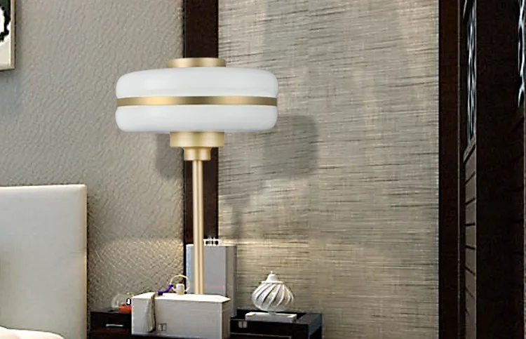 Современная простая стеклянная настольная лампа, прикроватная лампа для спальни, дизайнерская модель гостиной, индивидуальная декоративная настольная лампа