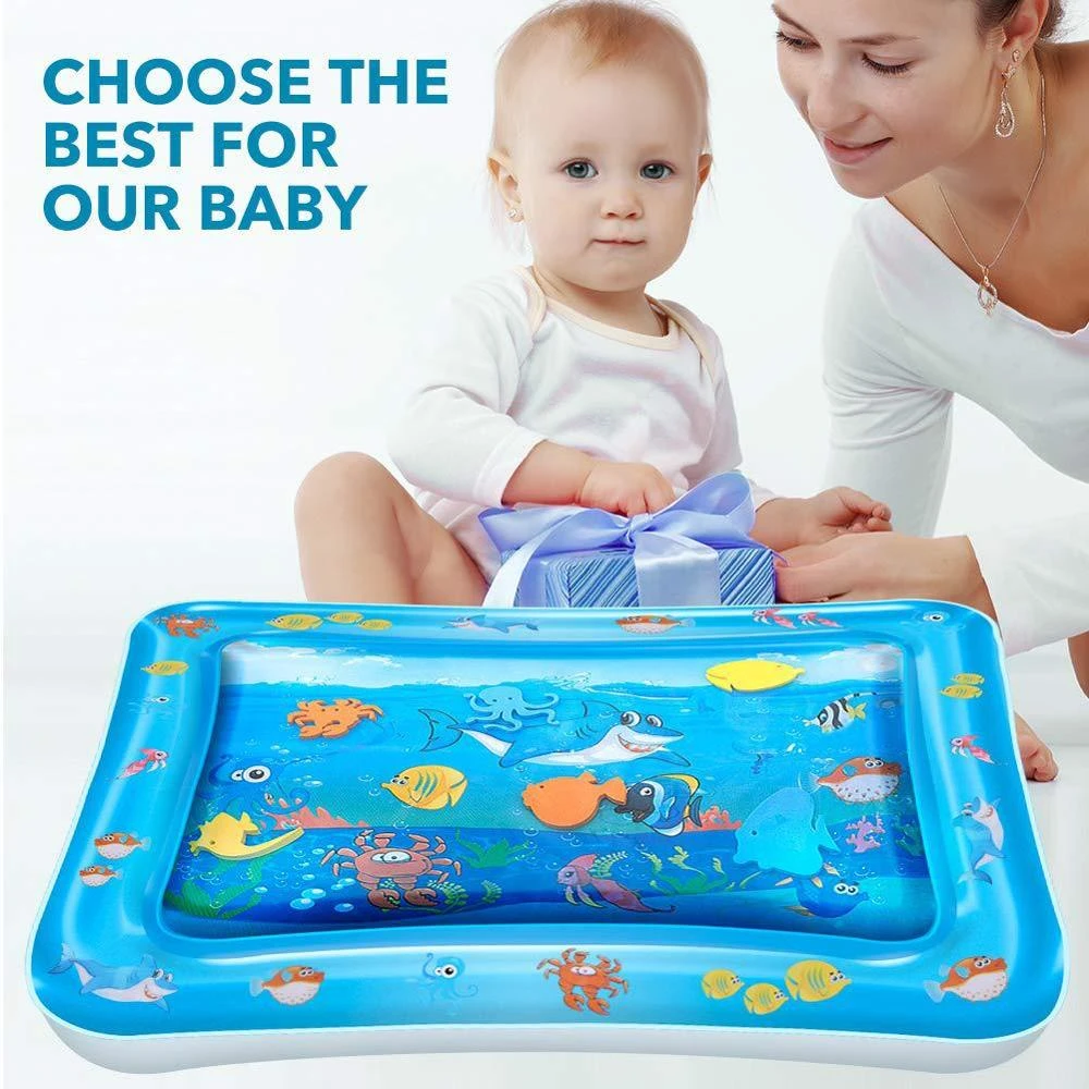 la bebe juega con juguetes de agua