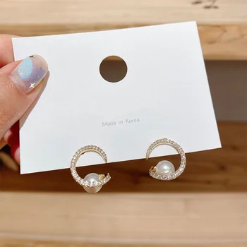 

Zeojrlly Moon Metal Women Trendy Stud Earrings Korean Women Retro Moon Pearl Earrings Simple Earrings Female Jewelry