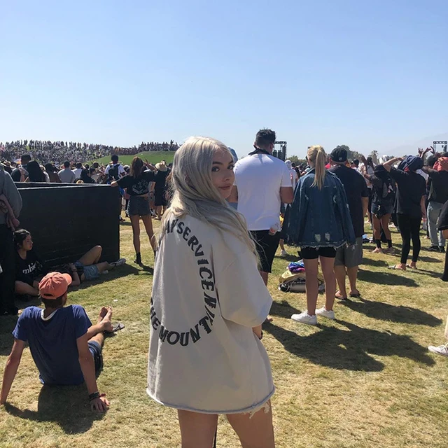 Camiseta do Sunday Service de Kanye West: Uma declaração de estilo da moda urbana