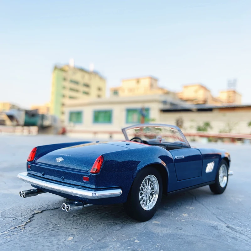 Bburago коллекция Ferrari 250GT 1:24 от производителя Авторизованная модель автомобиля из