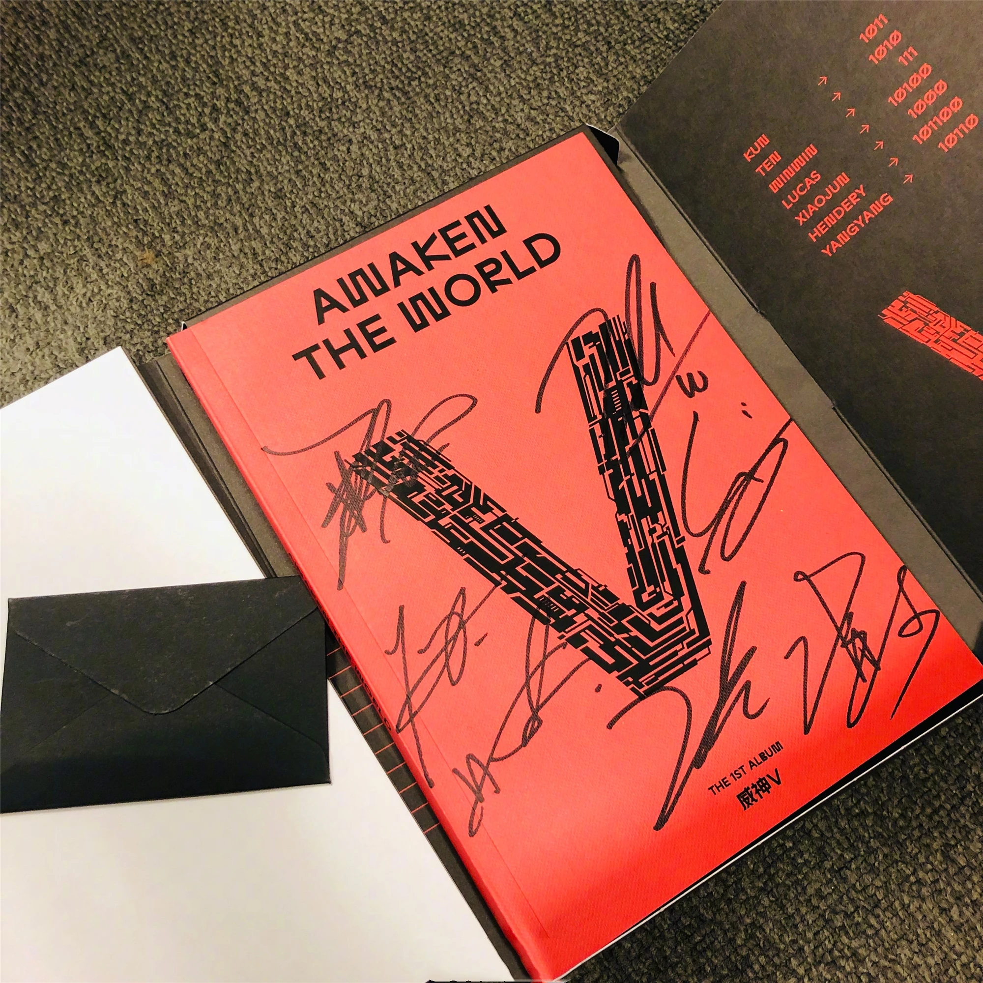 WayV AWAKEN THE WORLD V 1st Album 未開封 WAYV AWAKEN THE WORLD 1ST ALBUM - Kpop USA