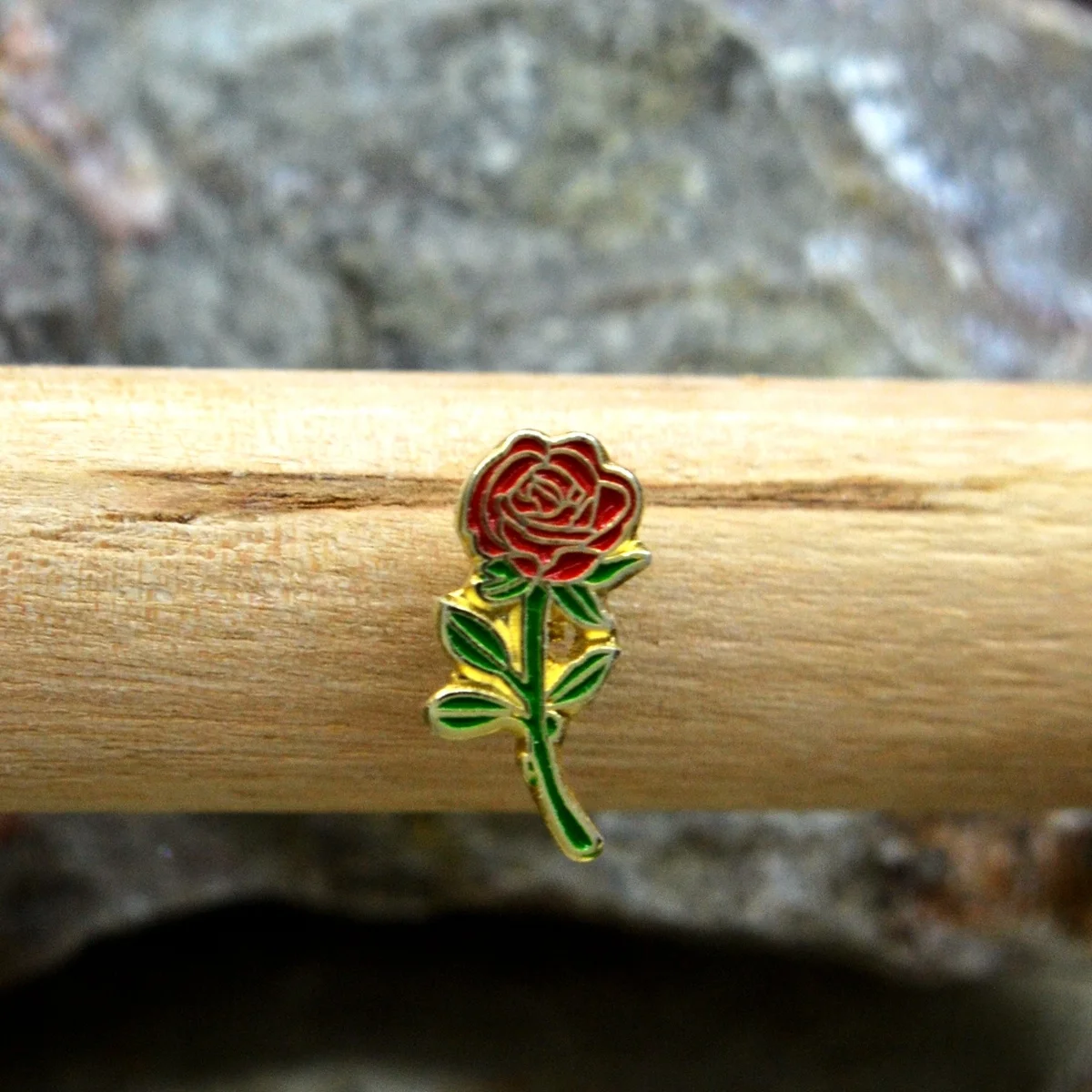 

Pouple Rose Flower Crucifixion Brooch Pin for FreeMason Masons Brooch Badge Fraternal Parties Jewelry Gifts