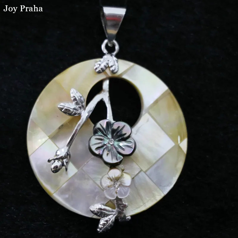 

Abalone shell sweet round pendant / Simple temperament classical flower carving 40mm / wholesale dropshipping