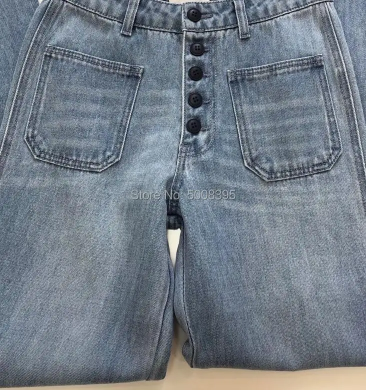 Потертые синие прямые джинсы с широкими штанинами и высокой талией спереди с ровным рядом пуговиц с двумя карманами; модные длинные брюки для женщин