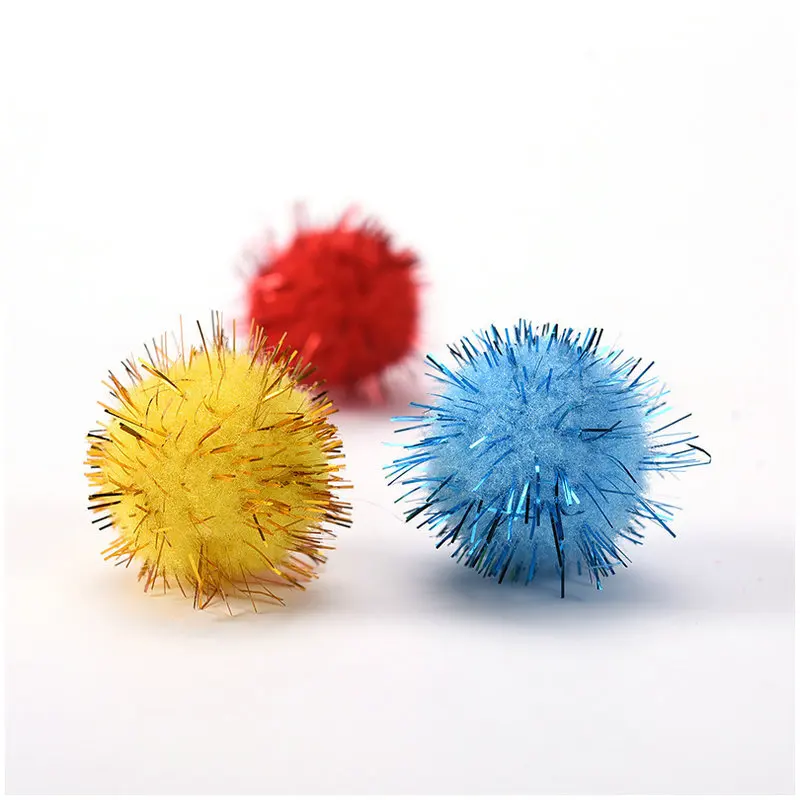 Pompons doux et moelleux, disponibles en différentes couleurs.