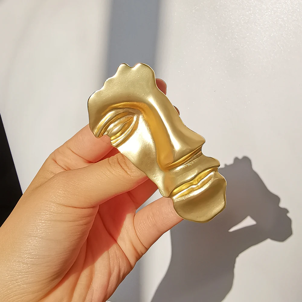 

2019 Exaggerated Brooches for Women Gold Color Metal Western Accessories Hijab Pins Half Human Face Brooches Personality Pins