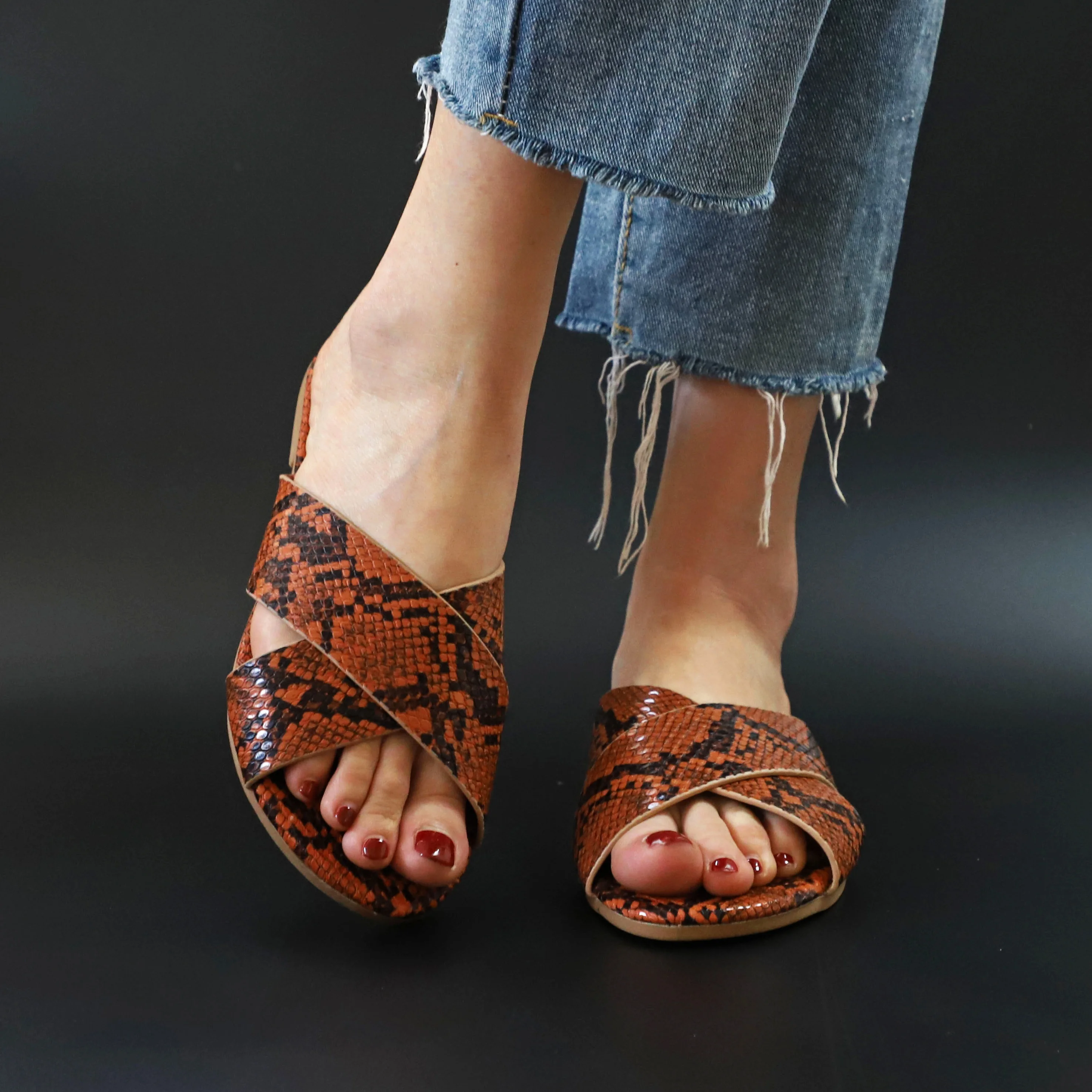 

2020 summer new snake pattern female slippers flat bottom cross pattern sandals tide straight open toe sandals X191