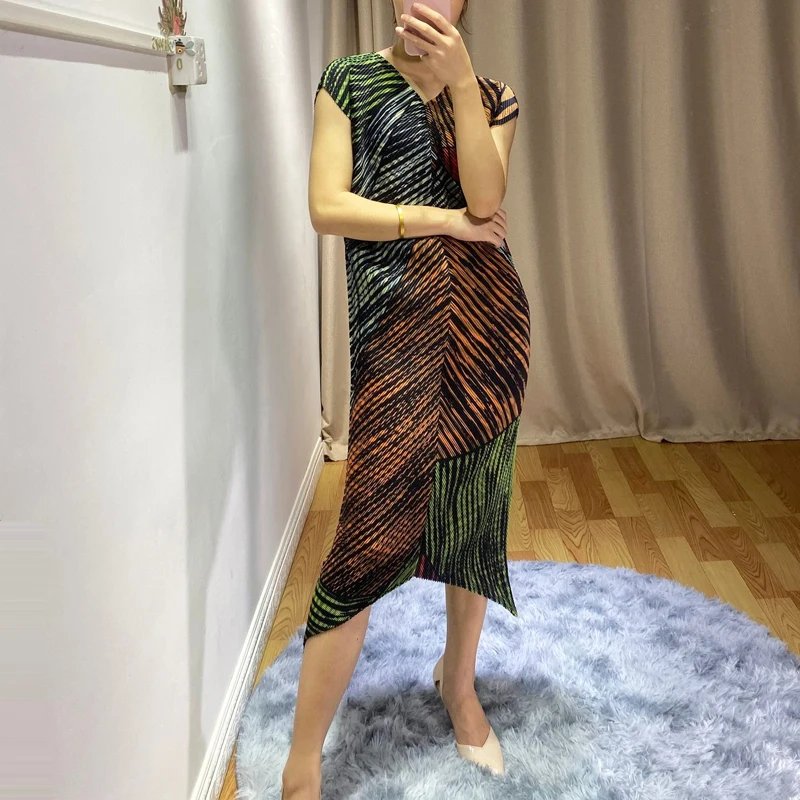 Новое летнее плиссированное платье Miyake с круглым вырезом и неровным принтом в стиле ретро