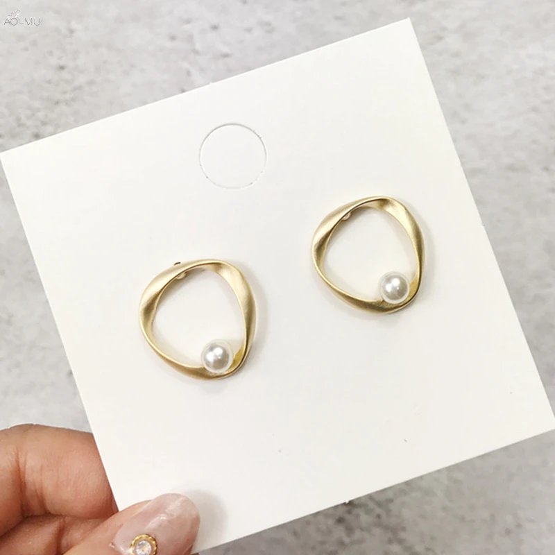 Женские серьги гвоздики AOMU, корейские геометрические металлические матовые серьги с жемчугом, модные ювелирные изделия, подарки для девочек|Серьги-гвоздики|   | АлиЭкспресс