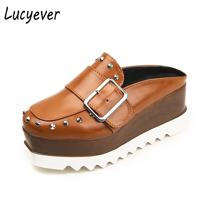 Lucyever/женская кожаная обувь на высокой платформе; коричневые туфли-лодочки с петлей на пятке; модная женская повседневная обувь на толстой подошве с заклепками и пряжкой
