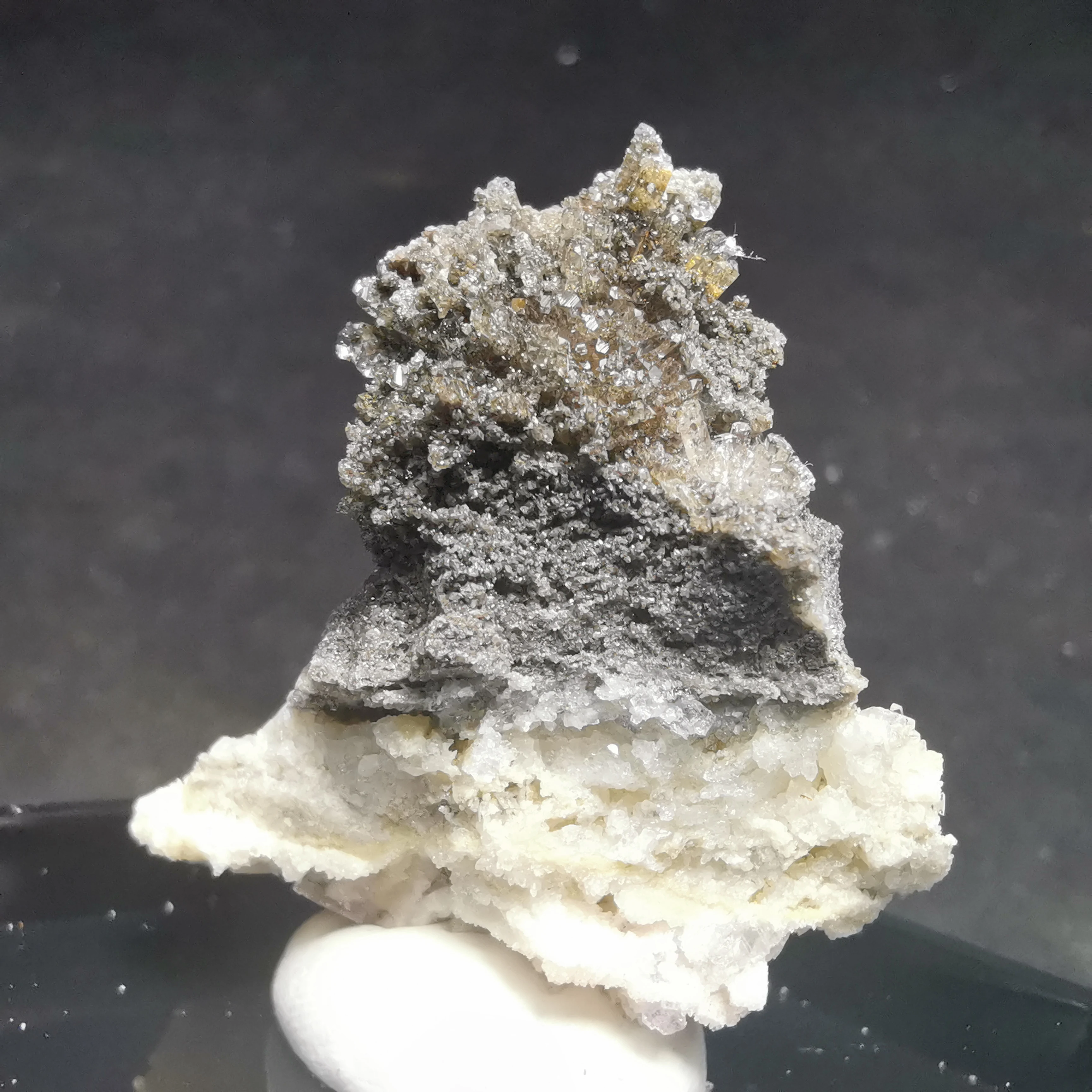 

Natural high quality aluminum fluoride anhydrite crystal crystal healing energy stone decoration QUARTZ GEM delivery box