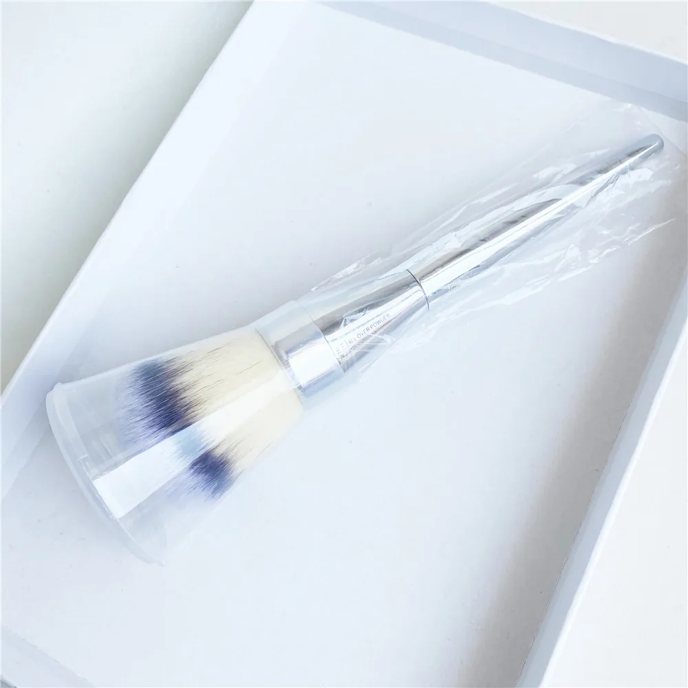 large fluffy eyeshadow brush