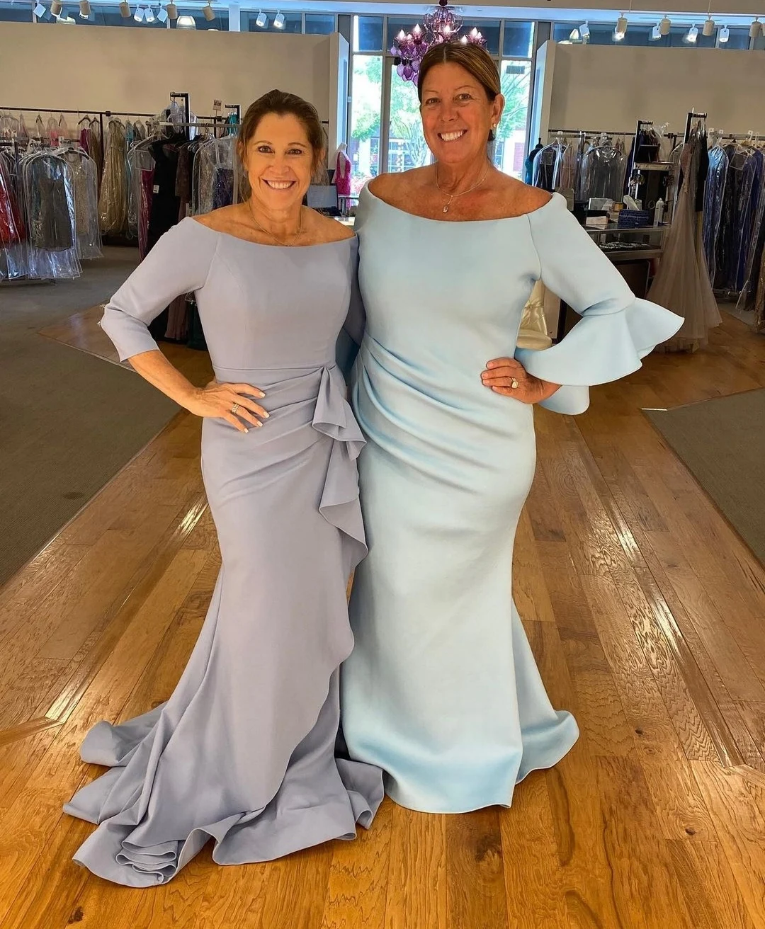 

Elegant Long Sleeve Grey Mermaid Mother of Bride Dresses Sweep Train Corset Back Satin Abendkleider Robes de Soirée for Women