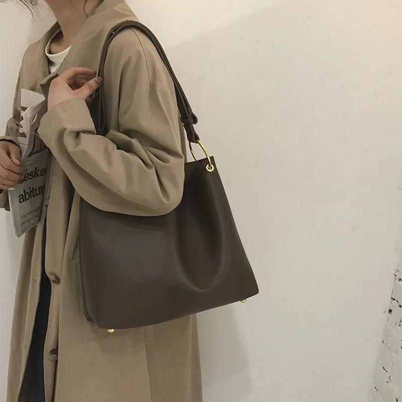 

Autumn And Winter High-capacity Bag Women's 2020 New Chaowang Red Korean Bucket Bag Minority Design Student Class Bag