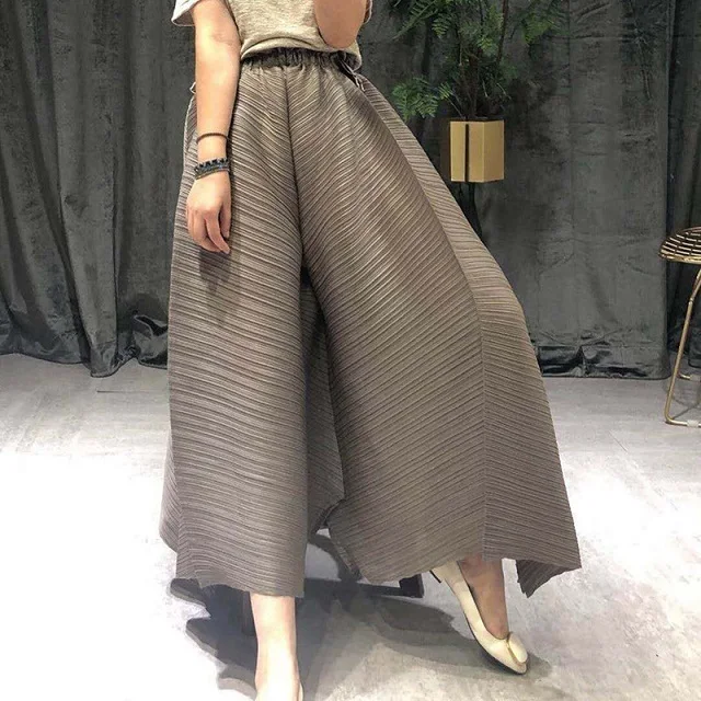 Плюс размер брюки женские осенние новые стрейч Miyake однотонная плиссированная эластичная талия Свободные повседневные широкие брюки женские - Цвет: khaki