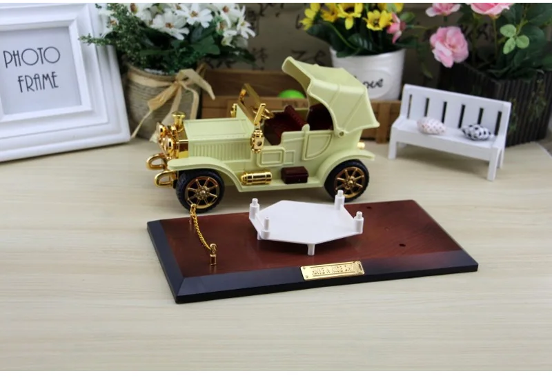 Strongwell European Classic Cars Music Box Vintage Creative Walkable Retro Car Model Antique Home Decoration Accessories Gift
