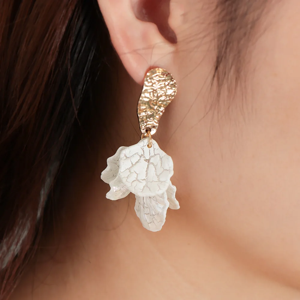 Mujer Корейский белый корпус цветок лепесток Висячие серьги для женщин новое заявление Pendientes модные ювелирные изделия Oorbellen Brincos