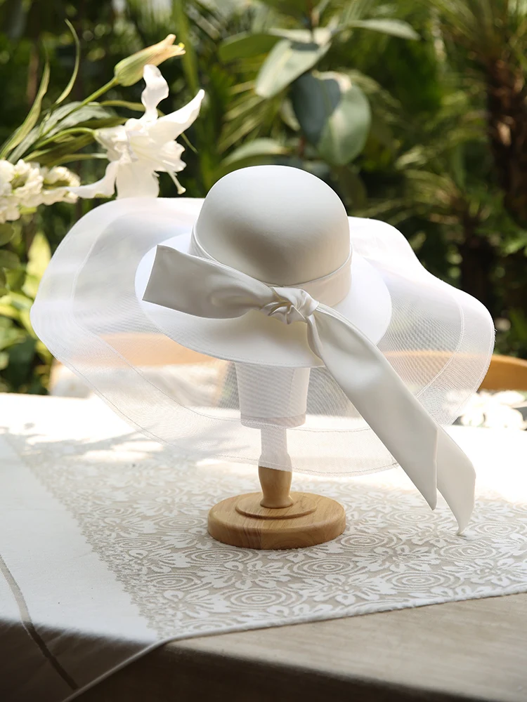 

Luxury Large Brim Mesh Bucket Hat White Satin Bowknot Ribbon Fedora Hat High End Prom Banquet Evening Party Ladies Bride Hat