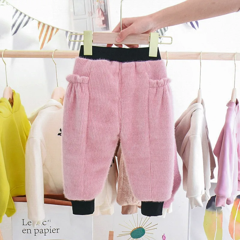 Модные зимние вельветовые штаны с помпонами для маленьких девочек; коллекция года; теплые брюки; Утепленные длинные штаны принцессы для маленьких детей; S10199