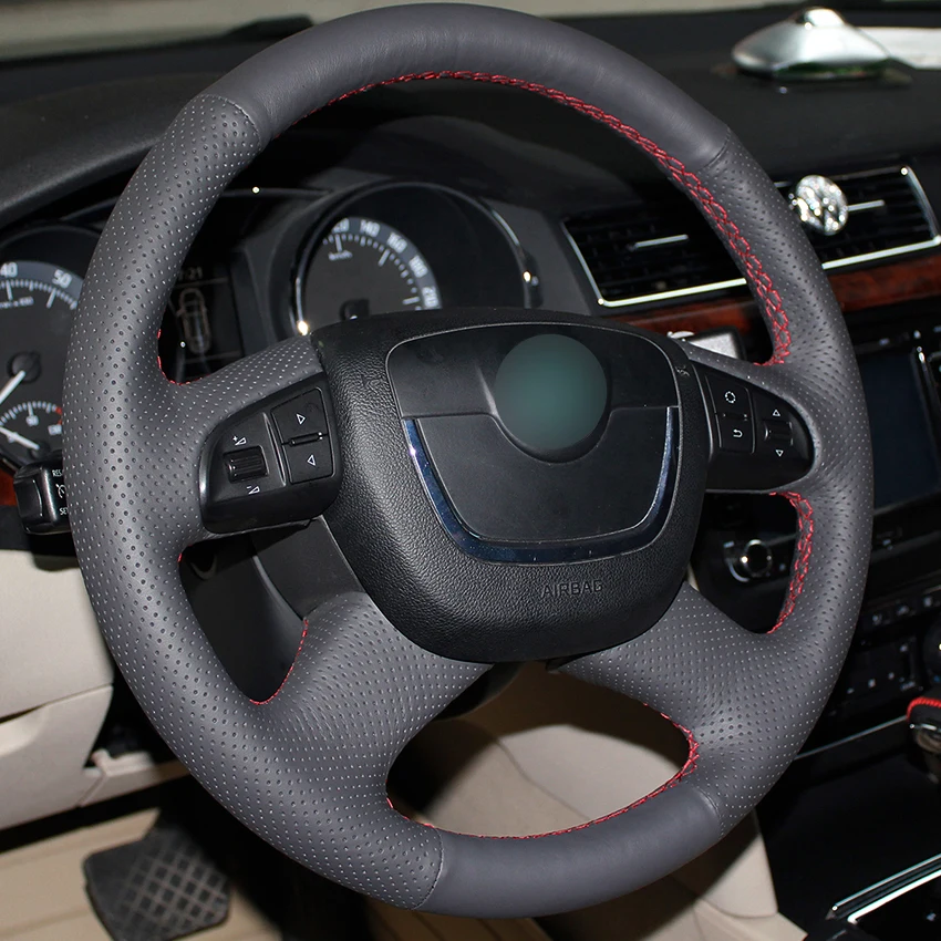 Сшитый вручную черный чехол рулевого колеса автомобиля из искусственной кожи