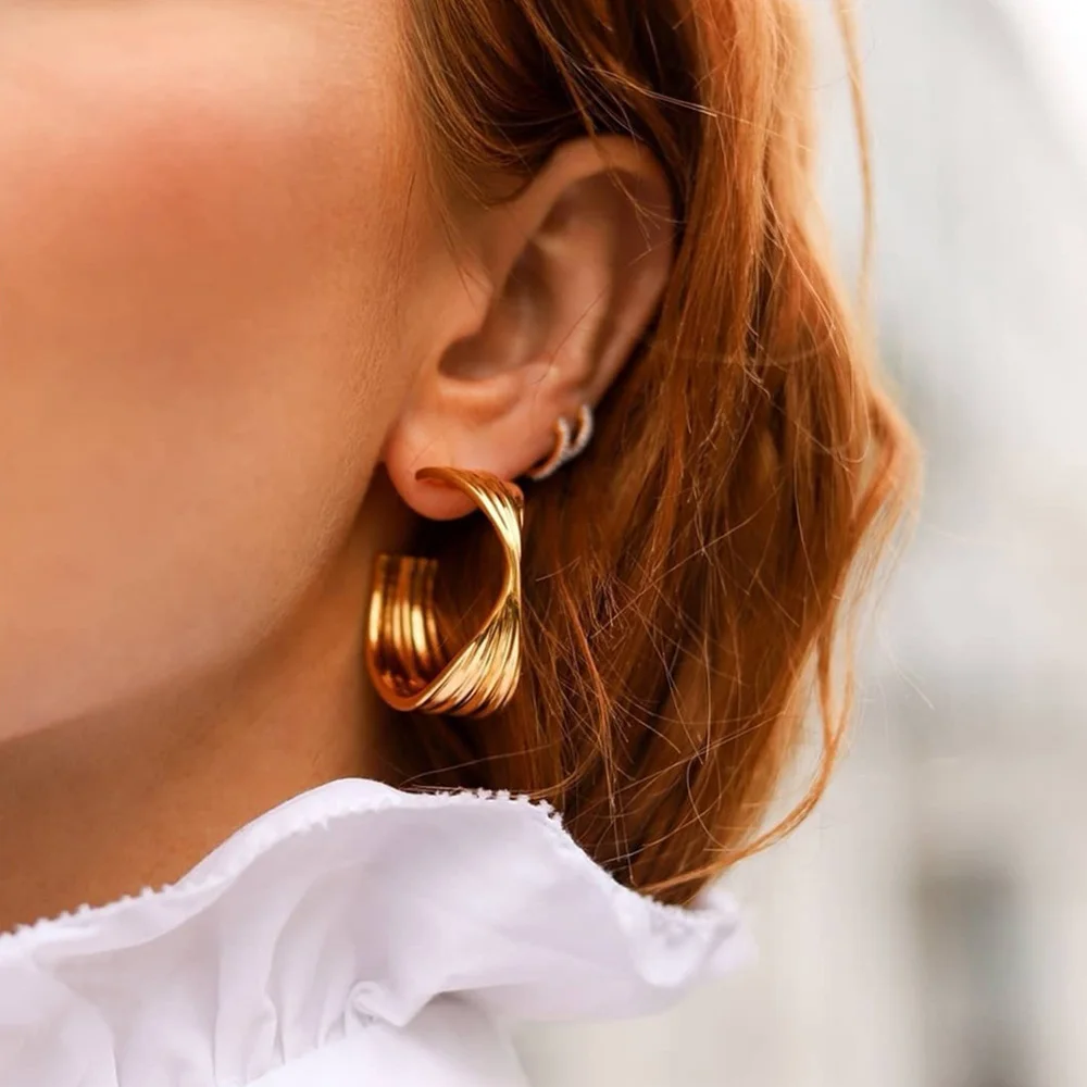 

New Design Large Small Size Gold Plated Taxture Wave Hoop Earrings For Women Minimalist Bow Shape CC Gold Earrings