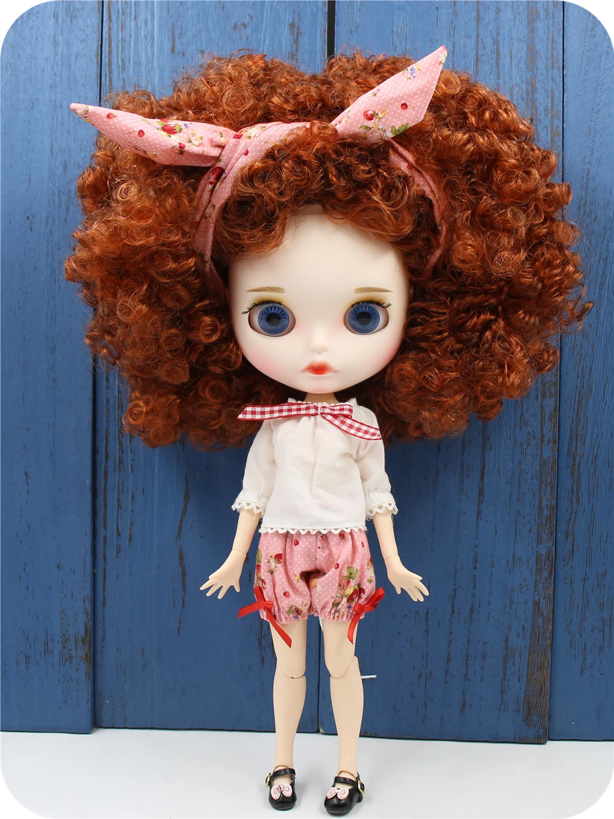 Giorgia - Préimh Custom Neo Blythe Doll le Gruaig Sinséar, Craiceann Bán & Aghaidh Neamhlonrach Pouty 1