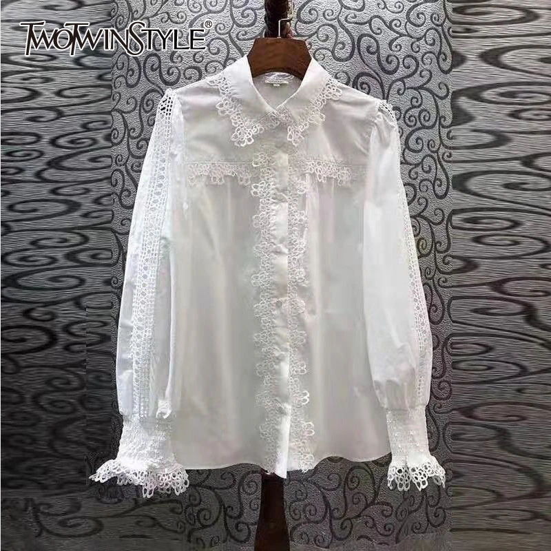 TWOTWINSTYLE Лоскутные кружевные открытые женские блузки с воротником с лацканами и расклешенным длинным рукавом Повседневные женские рубашки модная одежда